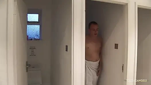 Duşta üçlü seks büyük memeli ve tıraşlı amcıkları olan sarışın ve esmer orta yaşlı seksi kadınlar arasında popüler