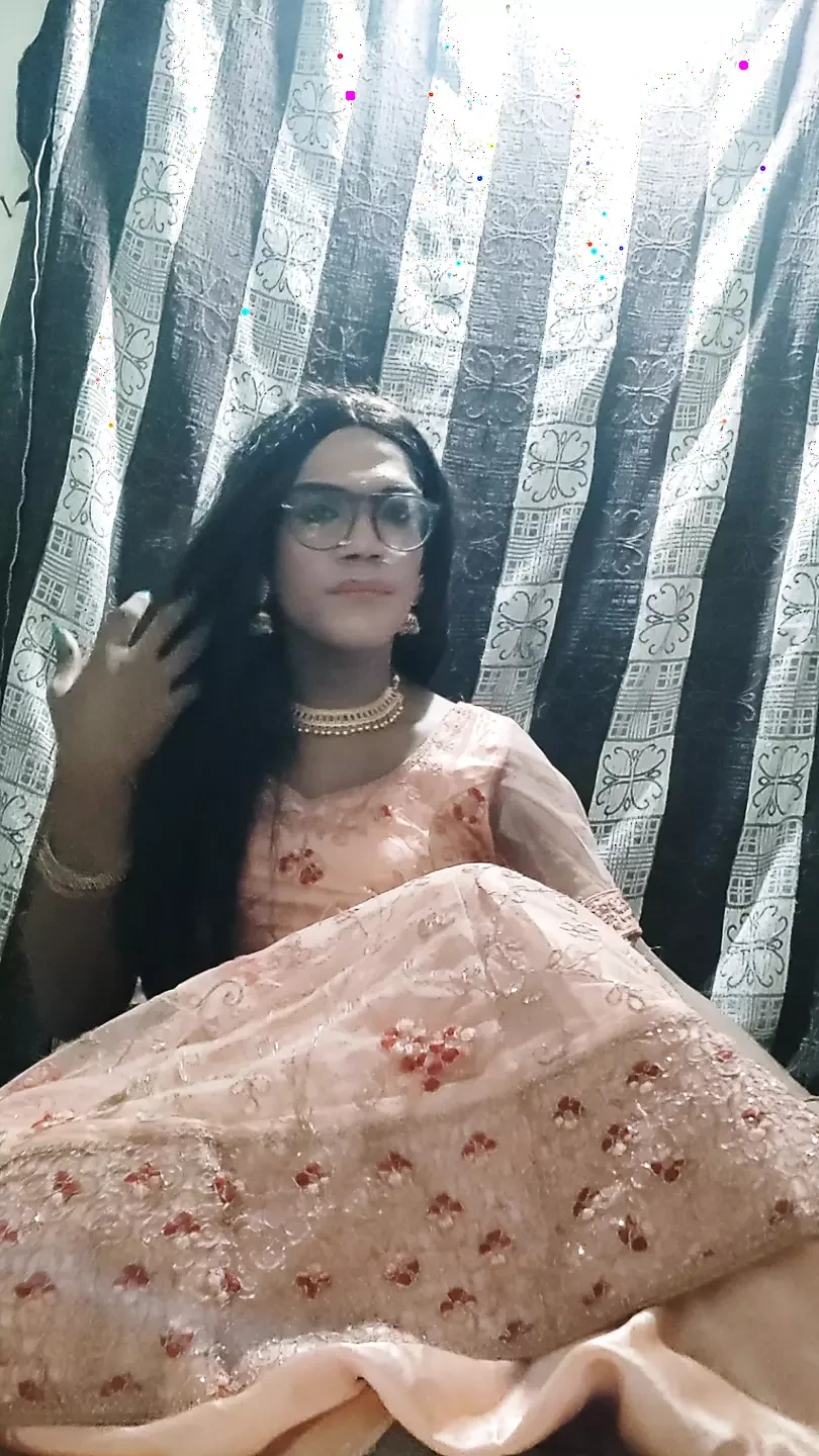 India travesti acabando en tradicional lehanga y comiendo su propio semen