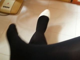 Белые лакированные туфли с черными соблазнительными колготками 32