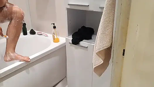 Ngeliat adik tiriku yang masih remaja lagi asik coli