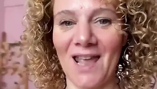 Merce içinde bir şeyle mastürbasyon yapıyor... Amının yakın çekim, inlemesini dinle