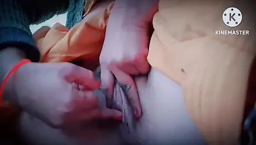 Yalnız kız parmaklamanın tadını çıkarmak için dört ayak üstüne çıkıyor