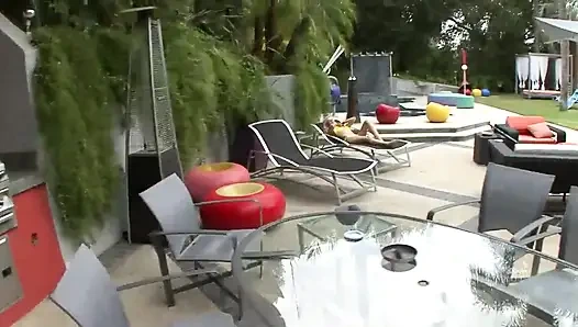 Pirang muda menggoda kontol dewasa besar