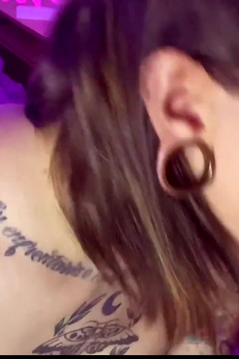 Emma Ink สาวข้ามเพศสุดฮอตเฆี่ยนน้ําเงี่ยนไหลเยิ้มบนควยดําดีของเพื่อนบ้านและโดนรีดนมในปาก