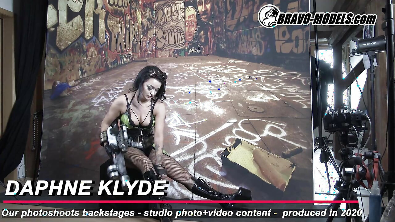 Nos bastidores da sessão de fotos Daphne Klyde - Adulto