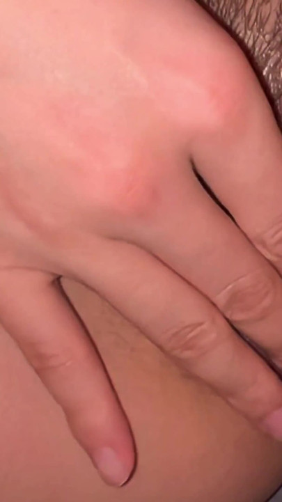 זוג צעיר גרמני מאונן הדדית - הוא גומר על הכוס הצר שלה | קליפ 2