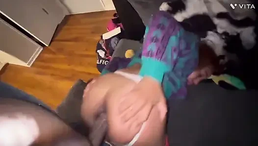 Я застукал его за просмотром хентай порно лол, поэтому я позволила ему использовать мою задницу, чтобы подрочить рождественский трах