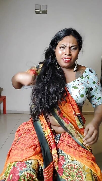 Aunty Ilaria Tries to Escape the Crowd and Accidentally Discovered Her Fetish.