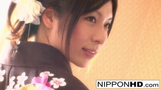 Japanse geisha wordt vastgebonden en speelt mee