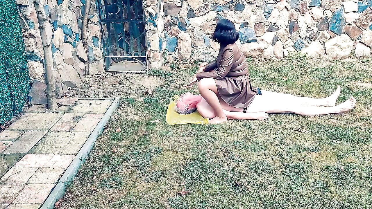 戶外草地上的如廁訓練