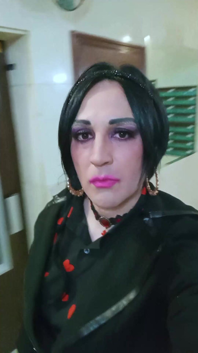 Taniax kısa seksi pantolon giyiyor,Mart 2025'te dışarı çıkıyor