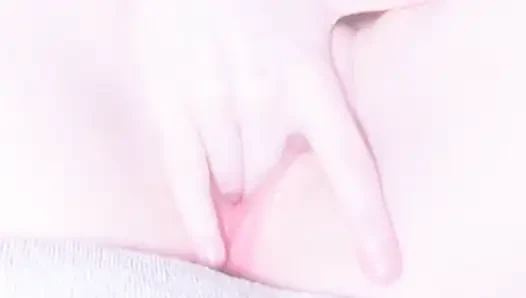 Pembe bakire amcık tek başına mastürbasyon yapıyor