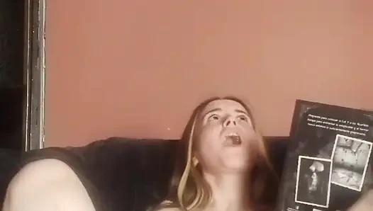 Der versuch, zu lesen, während ich meinen vibrator benutzt