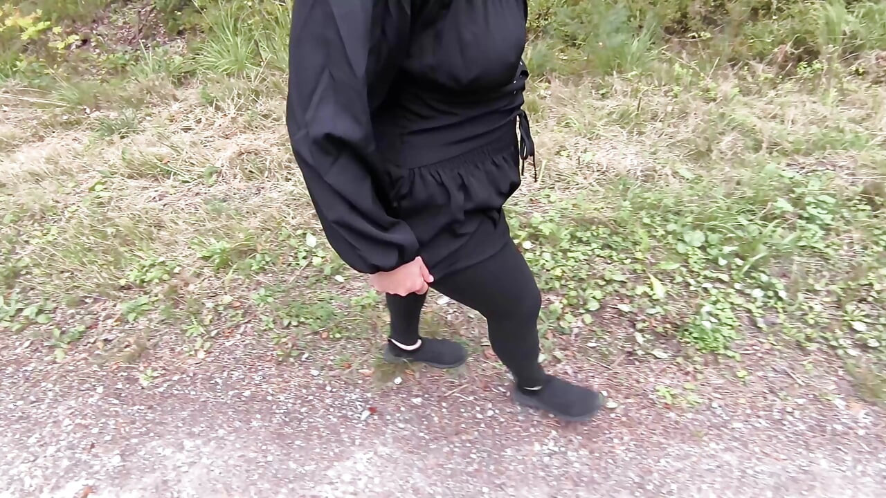 徒步時赤腳捶打你的乳房