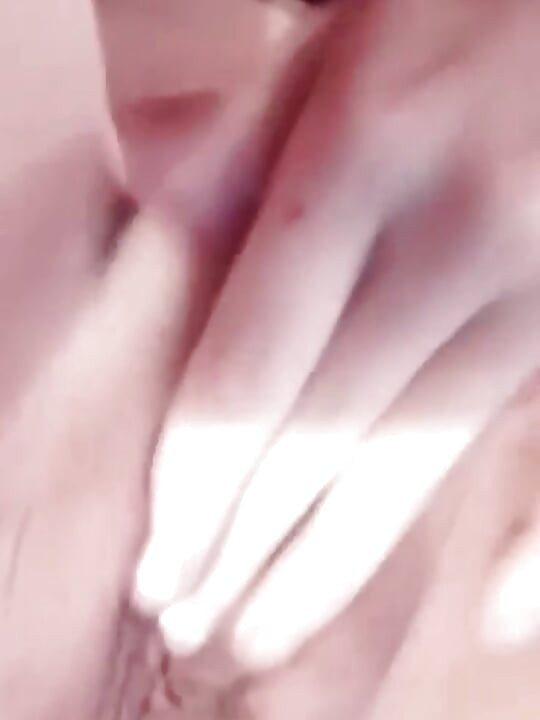 여가 시간에 자위하는 핫한 발정난 엄마