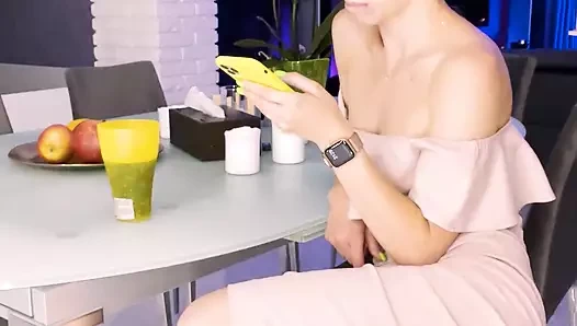 HAT IHRE PUSSY HART AUF DEM TISCH IN IHREM NEUEN KLEID GEFICKT