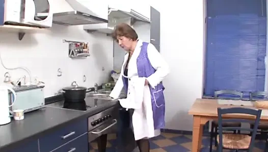 Nenek bisa kutunjukkan sesuatu? Nenek mesum yang lagi sange berat ini dientot habis-habisan sama neneknya sendiri!