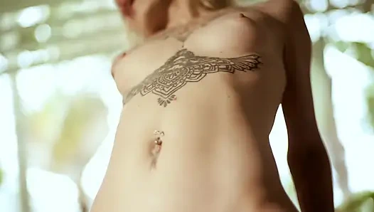 Komşumu binerek uyandırdım ve onu yüzüme boşalttırdım