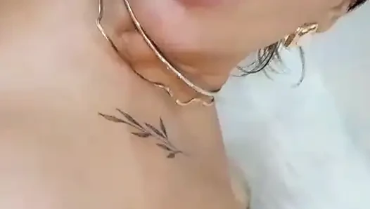 Cewek semok latina brasil lagi asik muasin memeknya dengan gairah yang terlarang