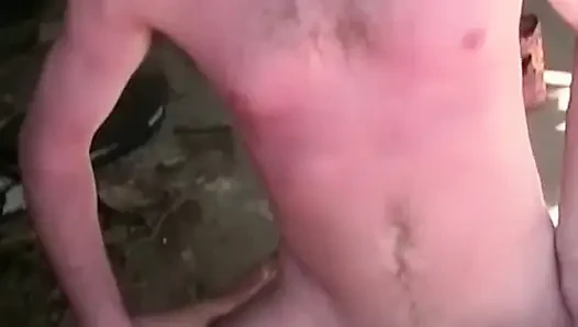 Pelacur pirang kacau keras di gudang