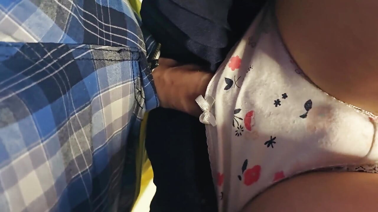 Pustila je stranca da gurne svoj penis u njezine gaćice u podzemnoj željeznici.