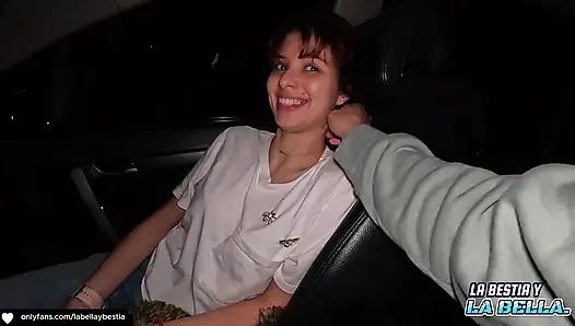 Üvey babam beni arabada sert sikiyor ve ayaklarıma boşalıyor