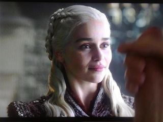 Emilia Clarke con omaggio (Daenerys Targaryen)