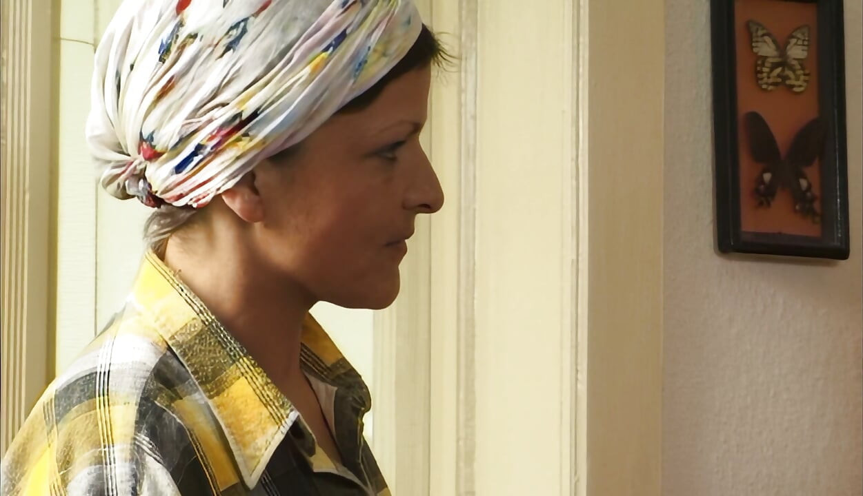 Érett MILF mélyen lovagol a farkon fordított lovagló pozícióban
