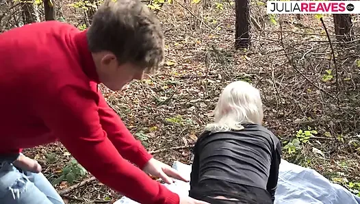 Blondine bückt sich für einen harten fick in der wildnis