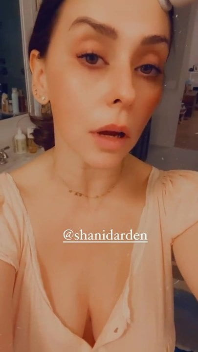 Jennifer Love Hewitt cleavage selfie, December 9 2020