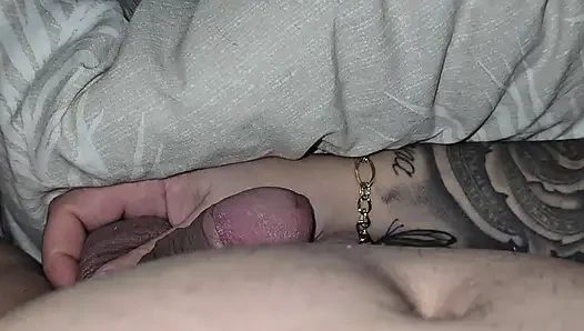 Stiefmutter mit tattoo auf ihrem arm, handjob, indischer stiefsohn, großer schwanz bei erektion