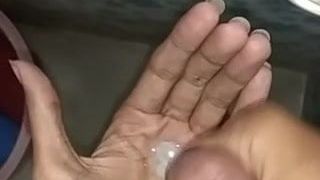 Gorąca sperma pod ręką