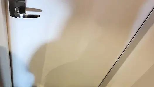 Ben odamı beklerken büyük zenci yarağı beni otelde sikiyor