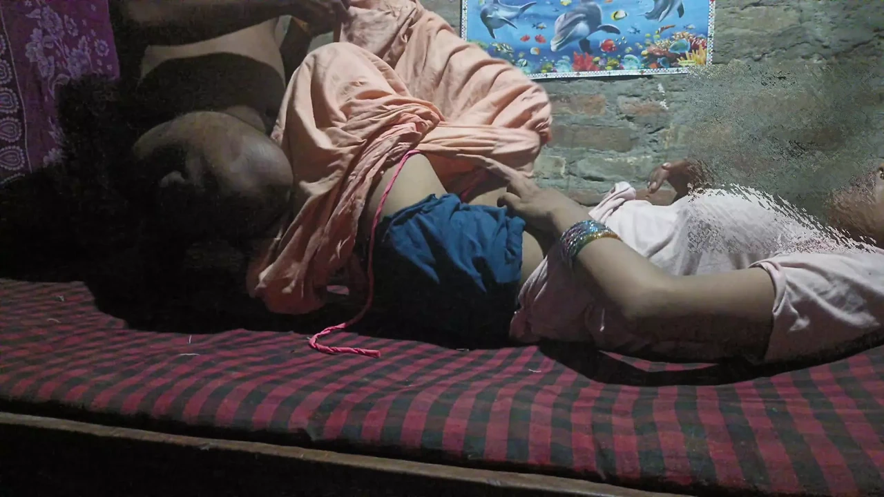 Helina从她美丽性感的年轻男人们的指导中喝水让你