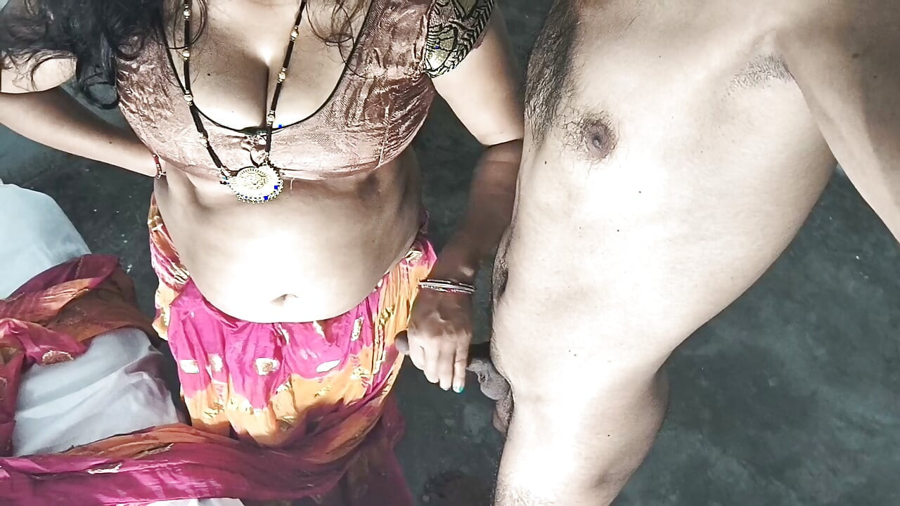 La caliente Anjali Bhabhi tuvo un juego previo romántico con besos, apretones de tetas, sexo en perrito y corrida en su coño