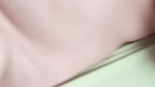 18-летняя соседка застукала меня за мастурбацией, затем спарила мою замужнюю киску грубо