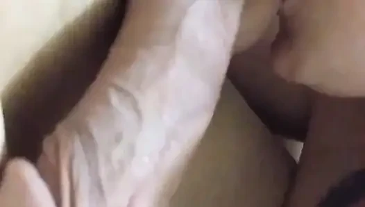 Seksi kız arkadaş aşağı atıyor!