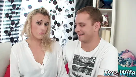 Brittany Bardot позволяет наблюдать, как она принимает это в анал