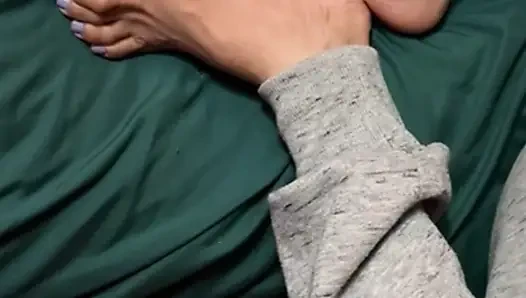 Melove küçük ayaklarını temizliyor ve tırnaklarını yapıyor
