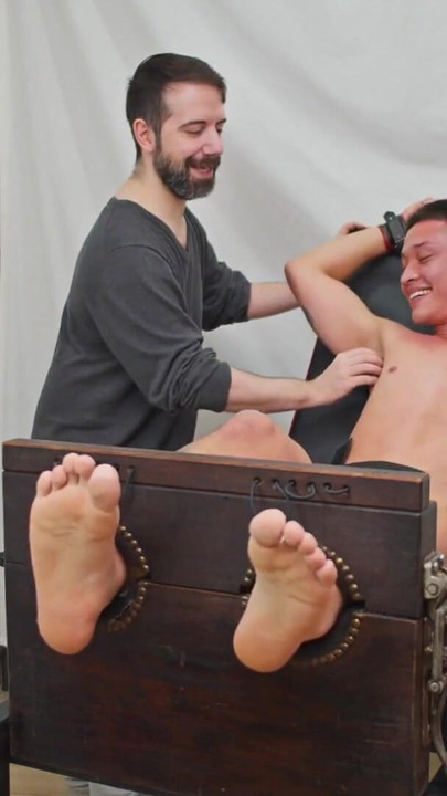 PSMTICKLING - 大学Jock Arley面对终极测试，痒痒的脚被锁在股票中 |剪辑 1