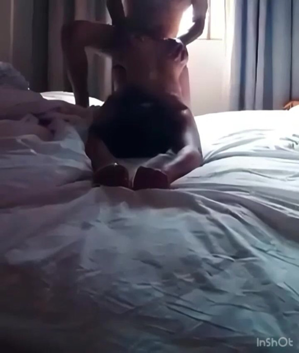 Ibu rumah tangga India desi selingkuh dengan pacar di hotel dan melakukan threesome FFM