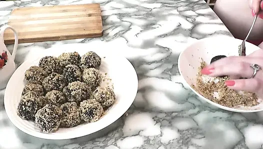 İki kız yaşlı yetişkin olgun orta yaşlı seksi kadın ve genç kız mutfakta öpüşüyor Lesbians Nudists