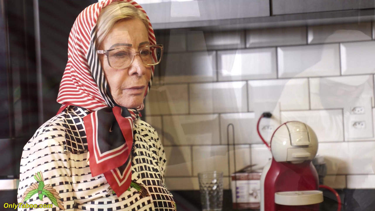 77岁的老奶奶的屁股被狠狠地摧残