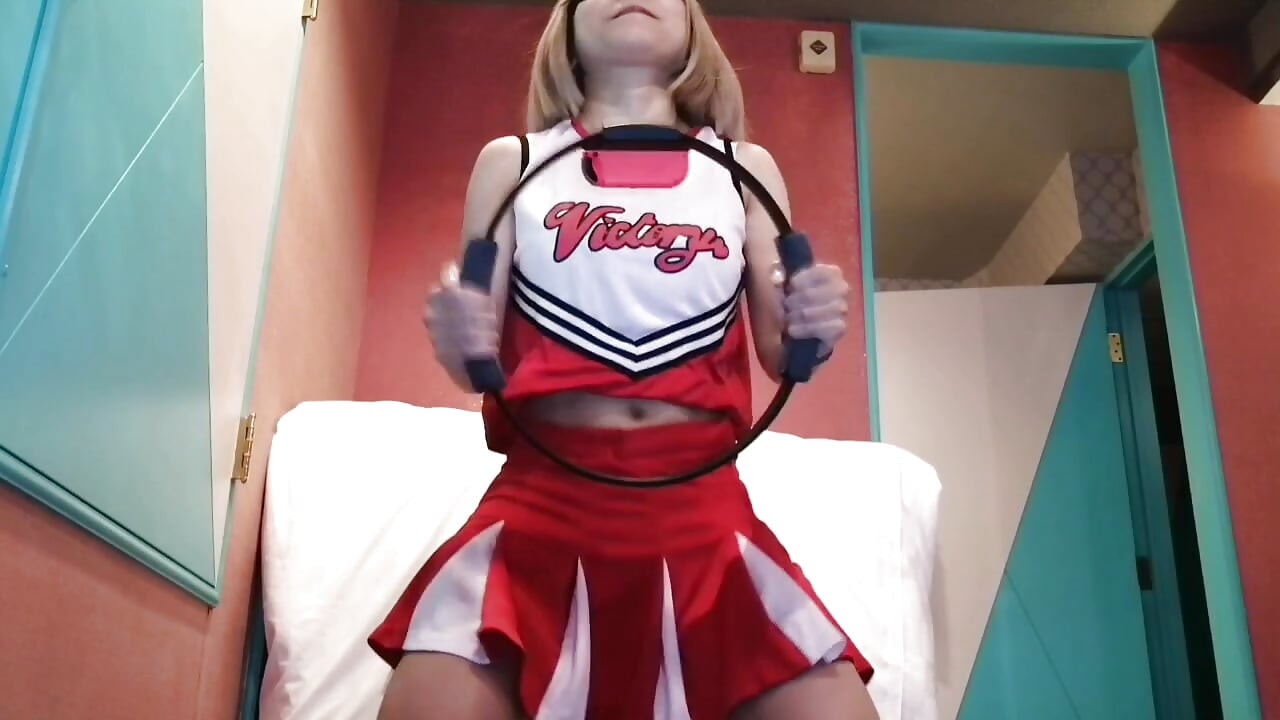 Isang cute na may-asawang babae na malalaki ang dede na gumagawa ng limang exercises sa sexy cheerleader costume. peeking down from below. home made amateur private shoot