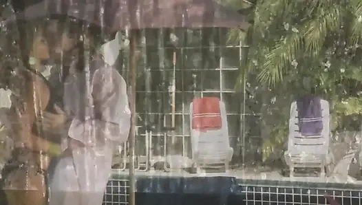 En ateşli kız arkadaşlar- bikinili seksi sarışın havuzda arkadaşının büyük yarağı tarafından sikiliyor