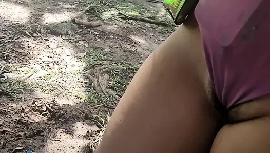 Sokak karnavalında gösteriş veren çekici kız