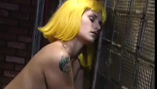 Gadis seksi dengan wig warna-warni lagi asik muasin memek satu sama lain pakai mainan seks