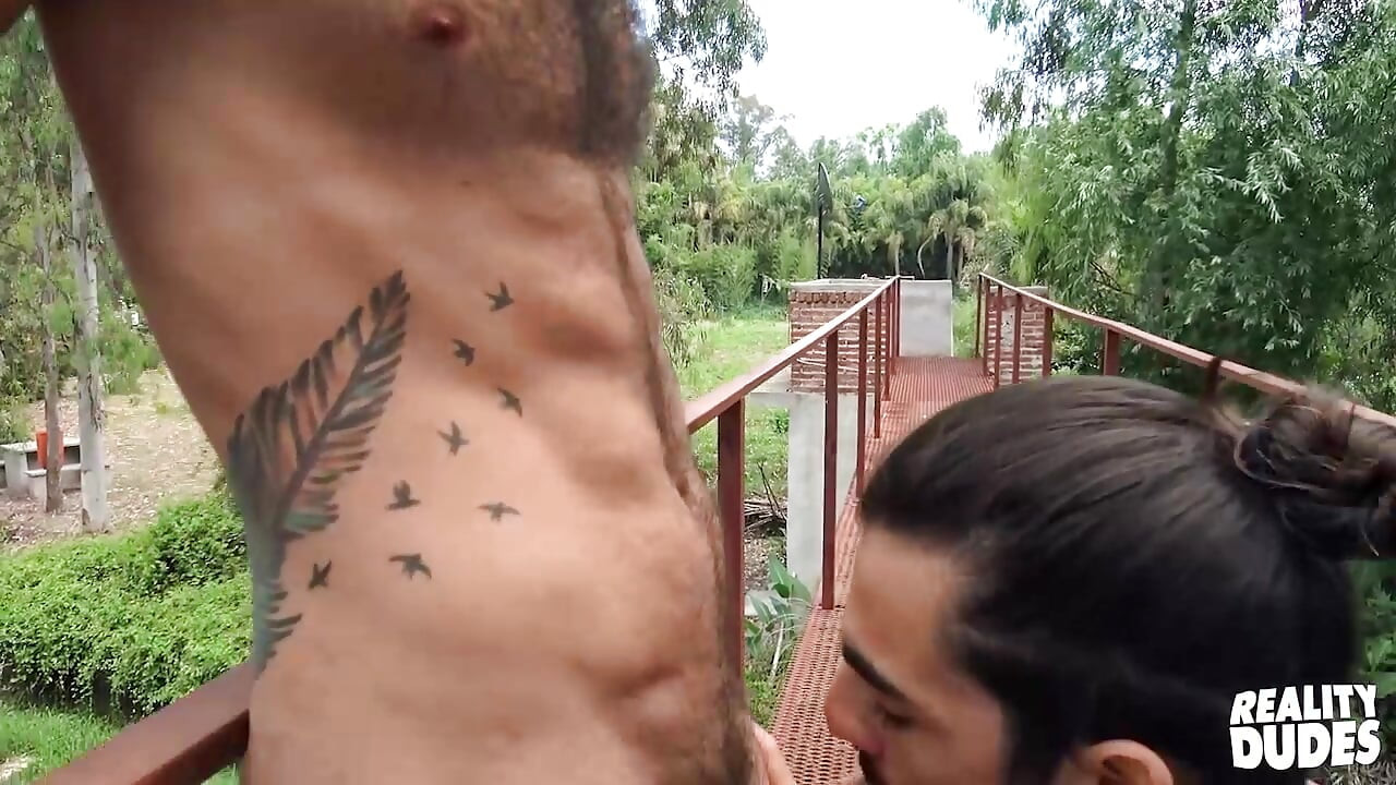 Reality dudes - La connexion en plein air d’El Santos et Emi s’échauffe avec une oral passionnée et du sexe intense au bord de la piscine