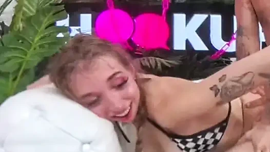 Breezy bri lutscht einen dildo, während sie im doggystyle gefickt wird!