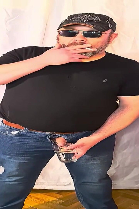 Dressed up with Cool Sunglasses, Treat Yourself to a Hot Piss